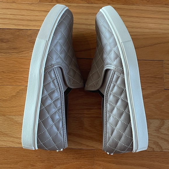 Steve Madden quilted slip on shoe - Picture 4 of 11